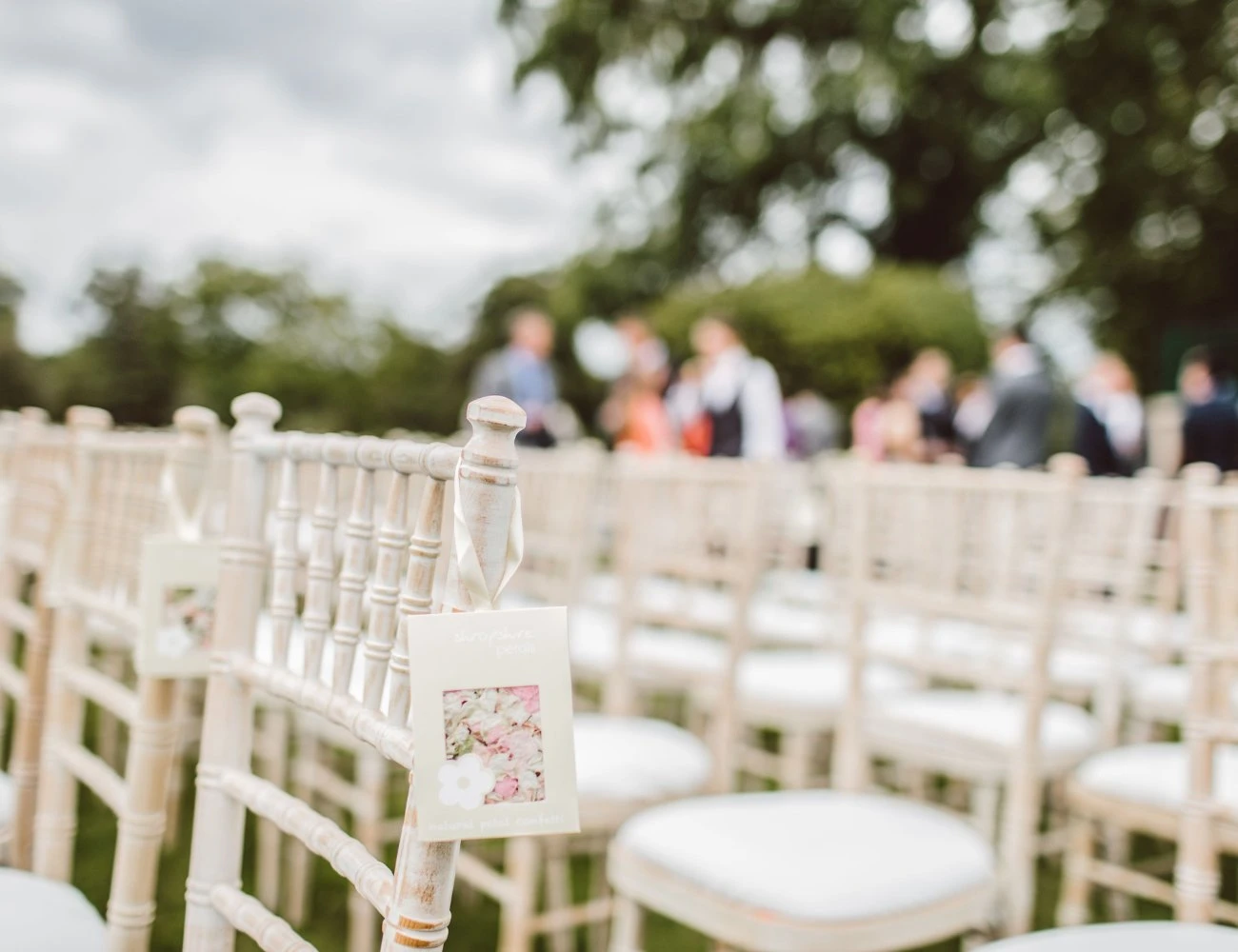 Witte stoelen klaar voor een bruiloft met BBQ Catering voor Smoke 'N Roast