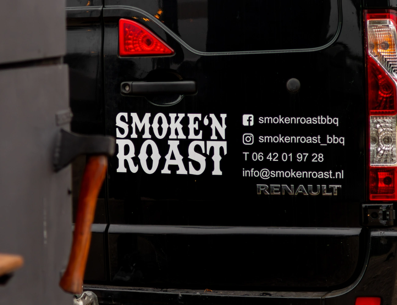 Bedrijfsbus van Smoke 'N Roast